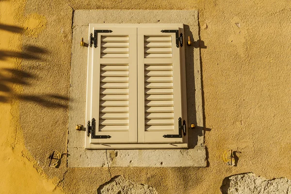 Fensterläden aus Holz. — Stockfoto