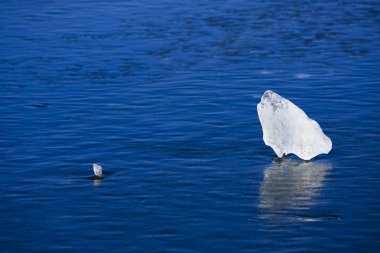 Serin mavi buz tabakaları.