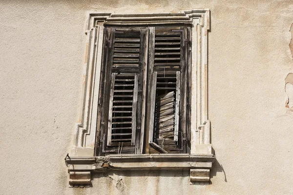Fensterläden aus Holz. — Stockfoto