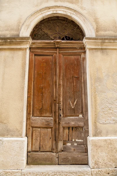 Der Eingang zum alten Haus. — Stockfoto