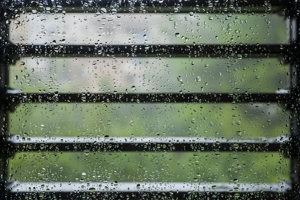 Gotas de chuva no vidro da janela. Dia chuvoso . — Fotografia de Stock