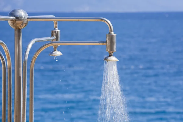 Dusch på stranden. — Stockfoto