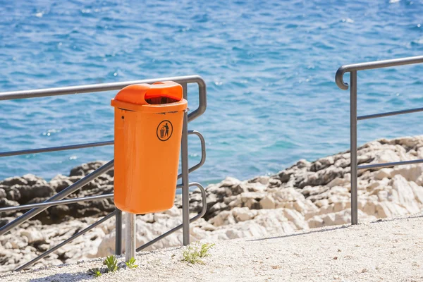 Papperskorgen nära havsstranden. — Stockfoto