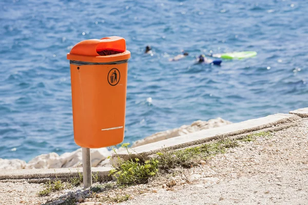 Papelera cerca de la playa del mar . —  Fotos de Stock