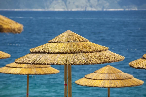 Paraplu in de buurt van het strand. — Stockfoto