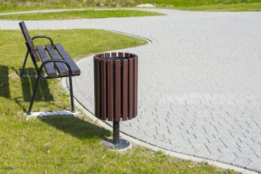 Parktaki çöp kutusu..