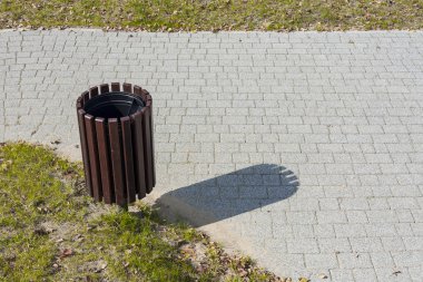 Parktaki çöp kutusu..