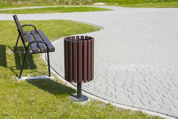 Trash bin in the park. — Stock Photo, Image