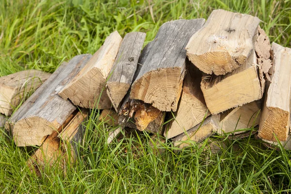 Trä som bränsle och för eldstäder. — Stockfoto