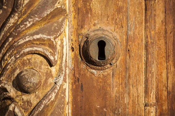 Fragment of old wooden door with a key lock on the door. — Stock Photo, Image