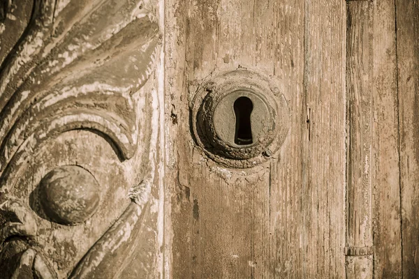 Cerradura de llave en la puerta . — Foto de Stock