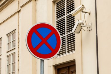 Güvenlik kameraları bir bina duvar