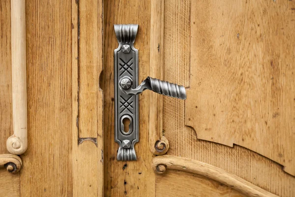 Old metal doorknob, visible decorative door lock. — Stock Photo, Image