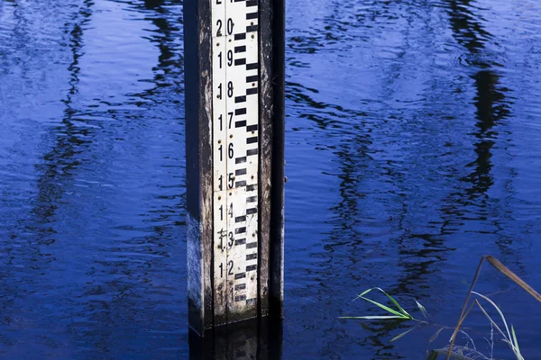 Water niveau Maatstok tijdens vloed. — Stockfoto