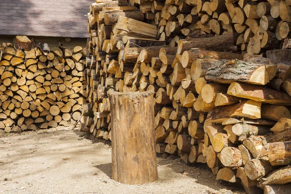 Wood for fuel and for fireplaces. — Stock Photo, Image