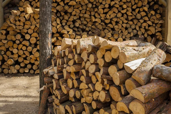 Wood for fuel and for fireplaces. — Stock Photo, Image