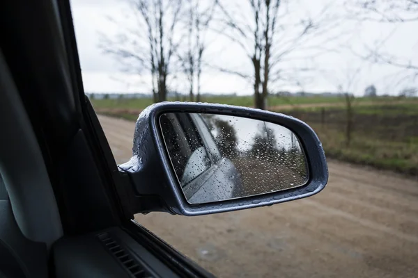 Bagnato dalla pioggia lo specchio dell'auto . — Foto Stock