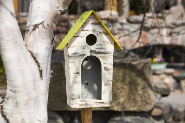 Houten vogelhuisje — Stockfoto