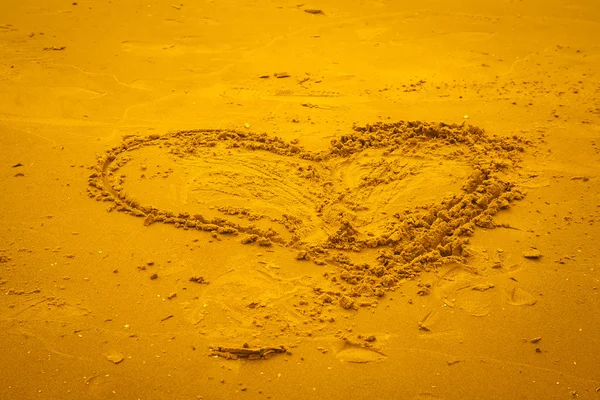 Forma do coração na areia . — Fotografia de Stock