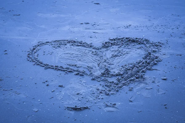 Forma do coração na areia . — Fotografia de Stock