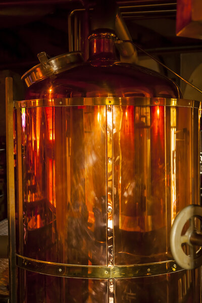 Медный контейнер для виски
.