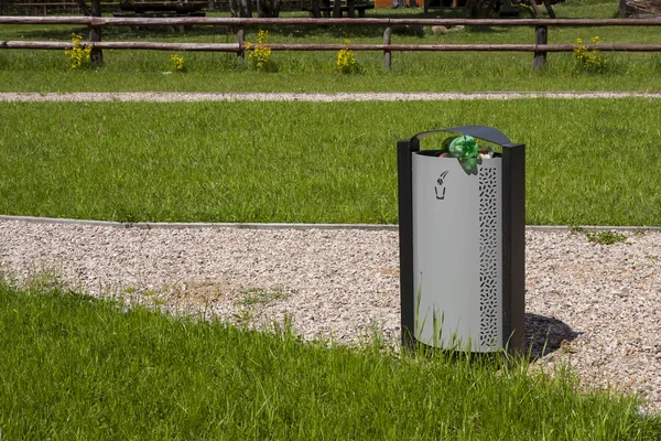 Søppelbøtta i parken . – stockfoto