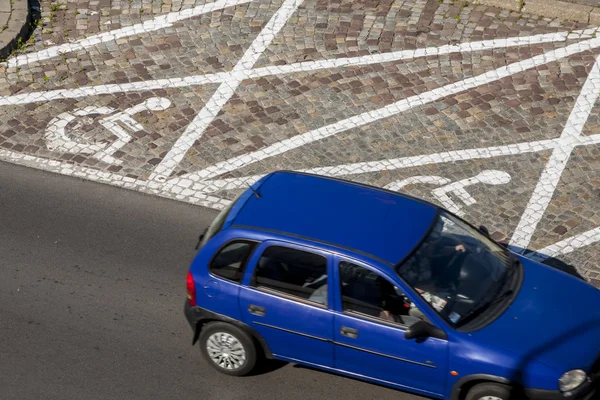 Symbol z parkingiem dla osoby niepełnosprawnej — Zdjęcie stockowe