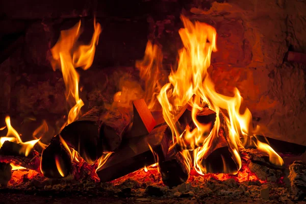 Chimenea con llamas ardientes . — Foto de Stock