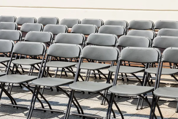 Satırlardaki sandalye.