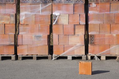 Tuğla ile ahşap palet.