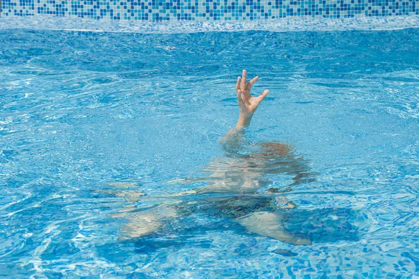 Pessoa afundando pede ajuda . — Fotografia de Stock