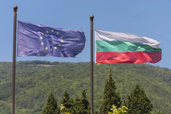 La bandera de Bulgaria contra el cielo . — Foto de Stock