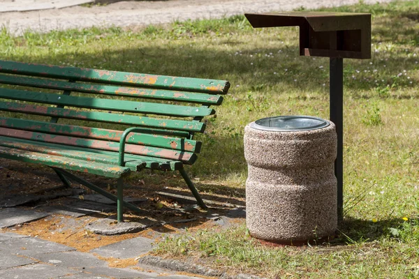 Poubelle dans le parc . — Photo