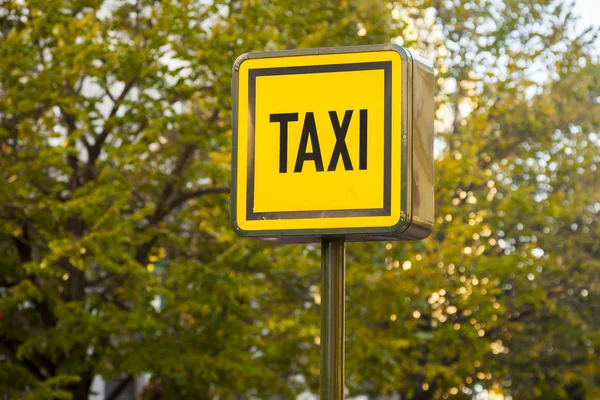 Taxistandplaats. Taxi op oproep. — Stockfoto