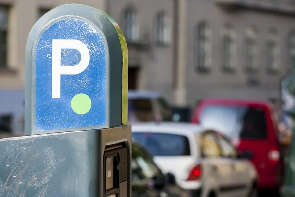 Betaald parkeren voor auto's in de stad. Parkeertarieven — Stockfoto