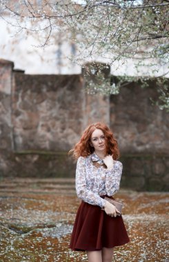 Bir kitapla Kızıl saçlı kız