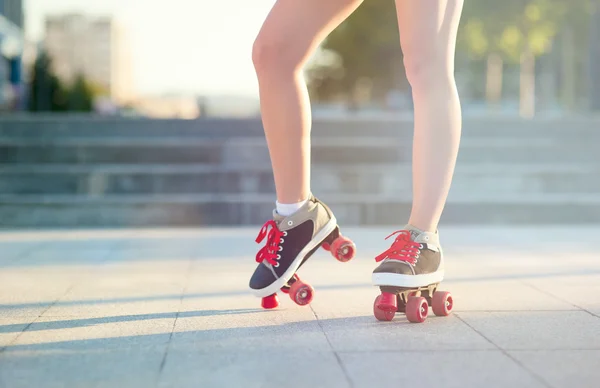 De cerca chica vintage en patines en un día soleado —  Fotos de Stock