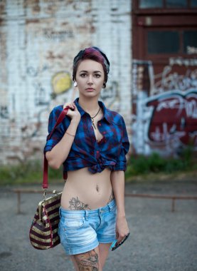 Vintage giyim dövmeli genç esmer