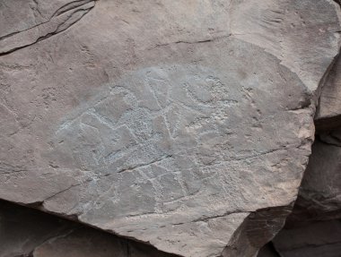 Rock resmini Khakassia. Dördüncü göğüs petroglifler üzerine monte