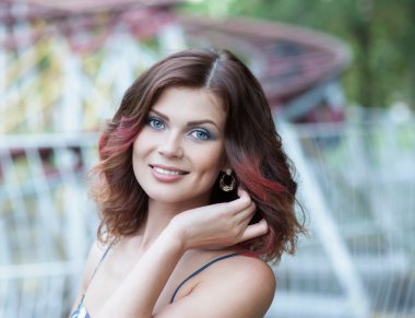 Kahverengi saçlı genç gülümseyen kız