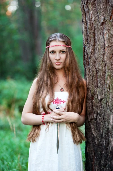 Jovem menina eslava pagã com uma adaga — Fotografia de Stock