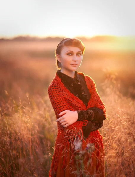 Gyönyörű vörös hajú lány egy mezőben — Stock Fotó