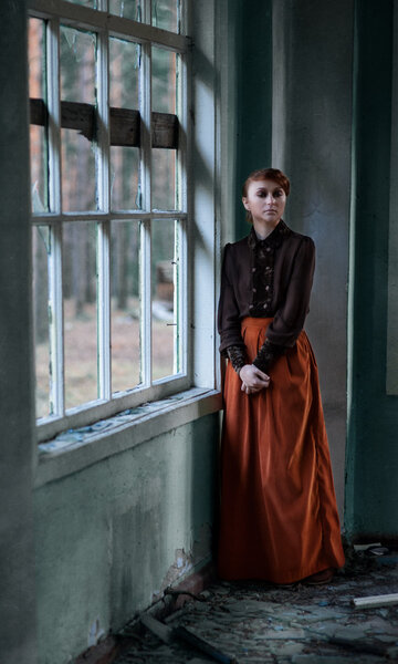 Портрет молодой рыжей девушки в винтажном стиле
