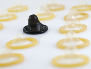 Siyah prezervatif beyaz tarafından çevrili