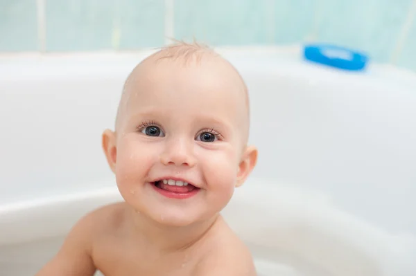 Smiling baby in bath — Stock Photo, Image