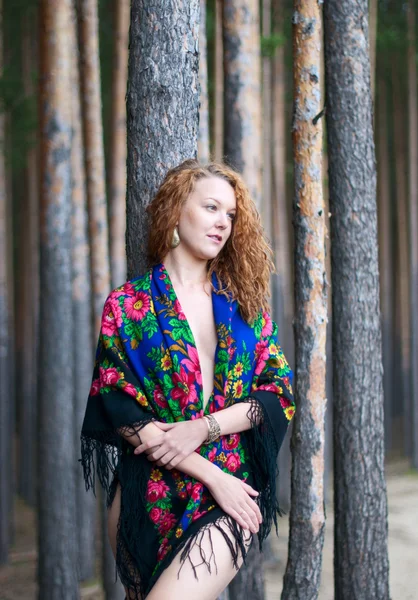 Руда дівчина в традиційних російських шарф стоячи в w — стокове фото