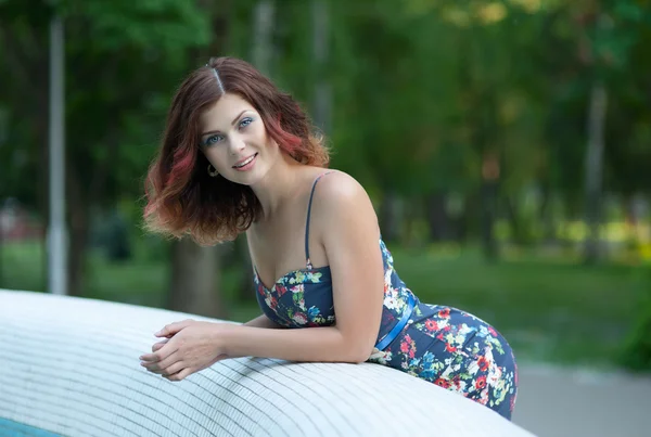 Retrato de uma bela mulher de cabelos castanhos em um parque de verão — Fotografia de Stock