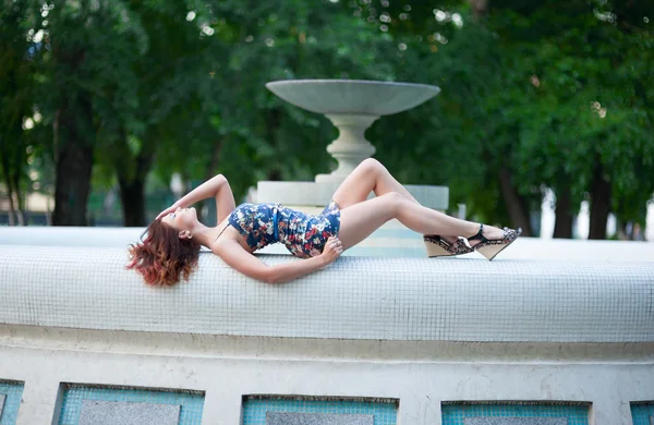 Sexy fille se repose dans un parc d'été — Photo