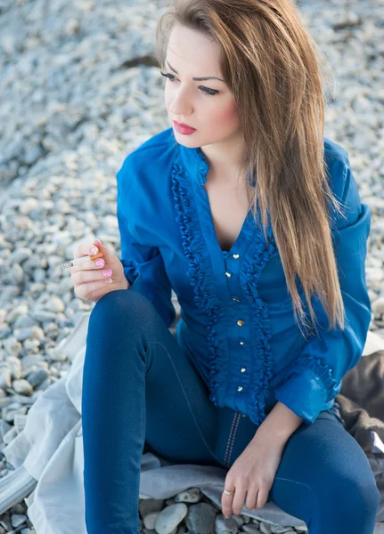 Chica solitaria rubia fuma —  Fotos de Stock