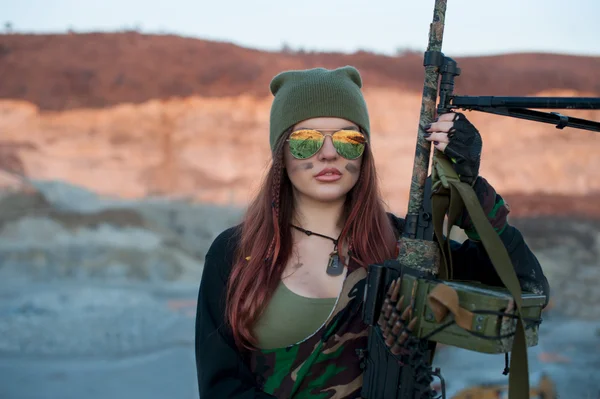 在苏格兰高地的背景上武装的女孩 — 图库照片